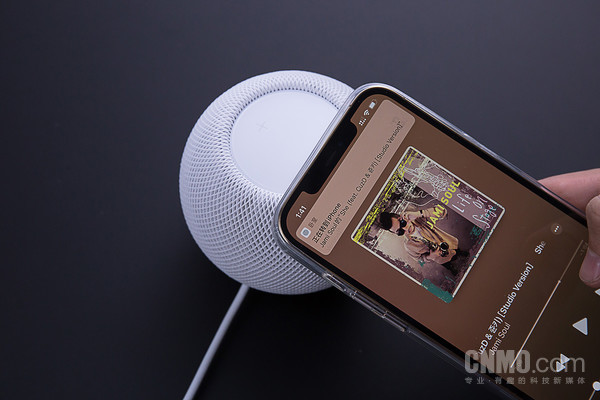 将iPhone的音乐传递到HomePod mini上 只卖749元的HomePod mini 究竟蕴含多大的能量?