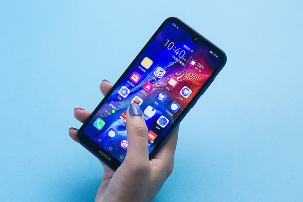 单手握持毫无压力 荣耀畅玩8评测 EMUI 9.0深度定制/百元机的最佳答案