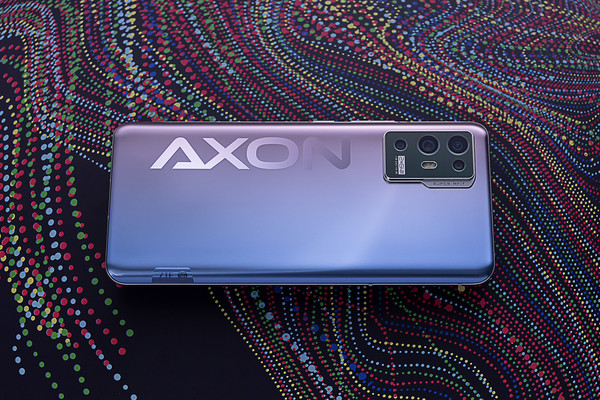 中兴Axon 30 Pro 中兴Axon 30 Pro快评:6400万双主摄 影像旗舰大有可为