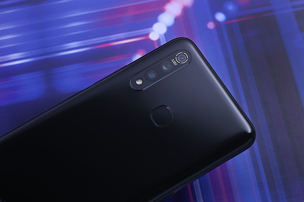 1398元的极点全面屏手机vivo Z5x:千元机用料也“很足”