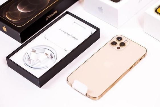 iPhone 12系列以环保为理由取消配套充电头(图源来自网络) MOMAX ONEPLUG 100W充电头评测:2C2A才是真环保