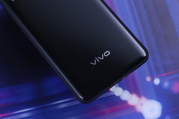 1398元的极点全面屏手机vivo Z5x:千元机用料也“很足” 1398元的极点全面屏手机vivo Z5x:千元机用料也“很足”