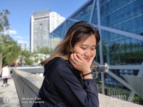 小姐姐与vivo Z5x的“翘班”之旅 在大片的边缘疯狂试探 小姐姐与vivo Z5x的“翘班”之旅 在大片的边缘疯狂试探