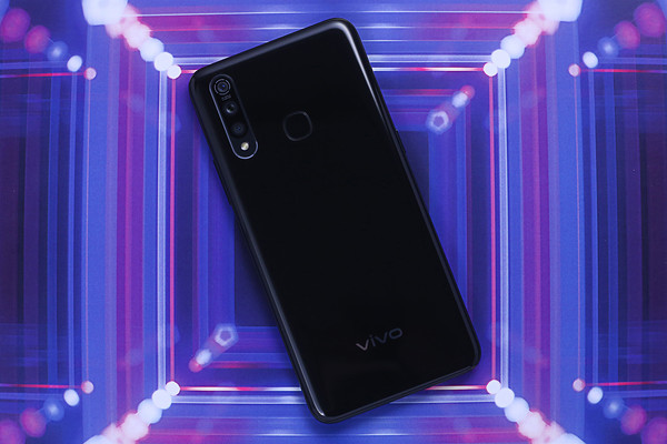 1398元的极点全面屏手机vivo Z5x:千元机用料也“很足” 1398元的极点全面屏手机vivo Z5x:千元机用料也“很足”