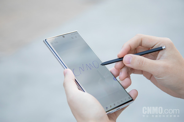 使用三星S22 Ultra内置的S Pen书写 三星S22 Ultra评测:内置S Pen 新一代集大成之作