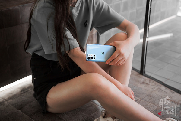 手握蓝屿的女孩儿 种着最美的梦里花 手握蓝屿的女孩儿 种着最美的梦里花