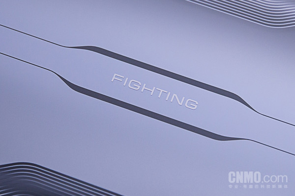 背板的“FIGHTING”字样 Redmi K40游戏增强版:轻薄且硬核 你要的一切它都有
