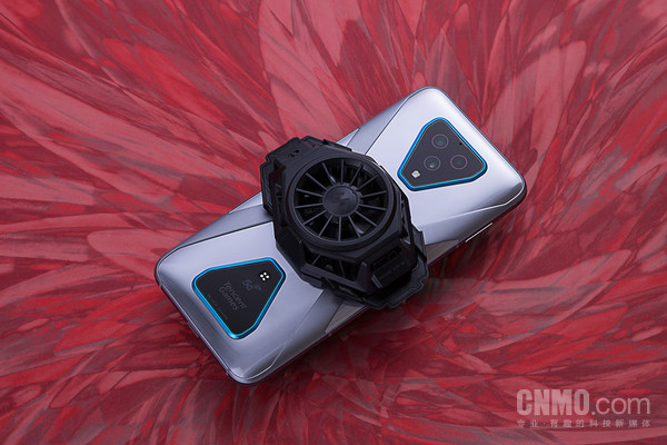 腾讯黑鲨3 Pro+散热背夹 腾讯黑鲨游戏手机3系列:它活成了玩家心目中的模样