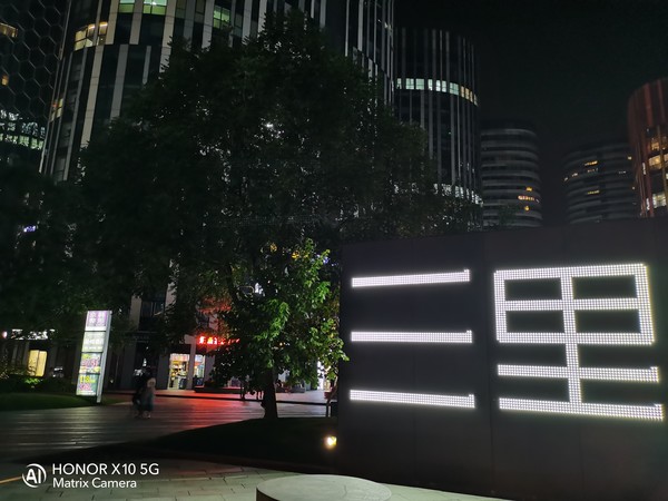 荣耀X10夜拍新境界 我们被这个“夜视仪”彻底惊艳到了 荣耀X10夜拍新境界 我们被这个“夜视仪”彻底惊艳到了
