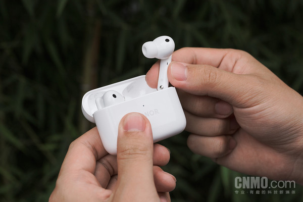 荣耀Earbuds 2 SE拥有耳机柄 荣耀Earbuds 2 SE:轻巧长续航 创造无负担使用体验