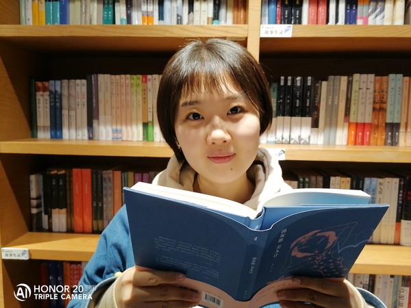 室内后置样张 荣耀20青春版自拍体验 AI美颜拍照让小姐姐会心一笑
