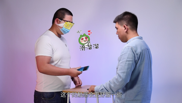 三款旗舰机手感盲测 小哥哥和小姐姐最喜欢的原来是它 三款旗舰机手感盲测 小哥哥和小姐姐最喜欢的原来是它