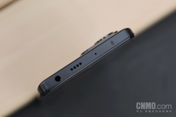 多功能NFC、红外遥控、3.5mm耳机孔等也在Note 12 探索版中得到保留 Redmi Note 12探索版: 用210W秒充与2亿像素致敬探索精神