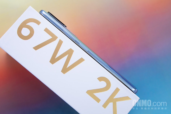 Redmi K50的机身厚度控制得同样不错 Redmi K50:天玑8100更有2K屏幕 新一代“焊门员”到来