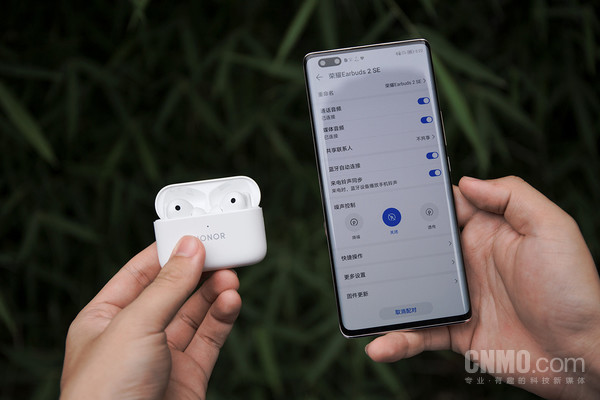 荣耀Earbuds 2 SE支持降噪、透传等模式 荣耀Earbuds 2 SE:轻巧长续航 创造无负担使用体验