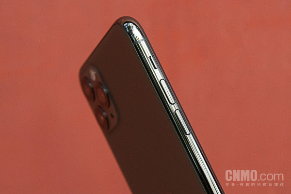 iPhone 11 Pro Max的厚度相比上一代增长了0.4mm iPhone 11 Pro Max评测 年度真旗舰究竟“Pro”在何处?