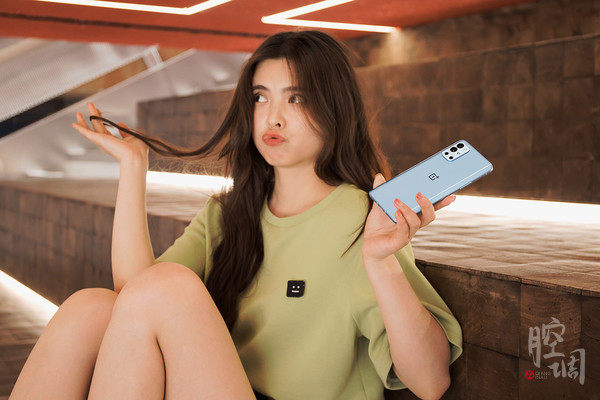 手握蓝屿的女孩儿 种着最美的梦里花 手握蓝屿的女孩儿 种着最美的梦里花