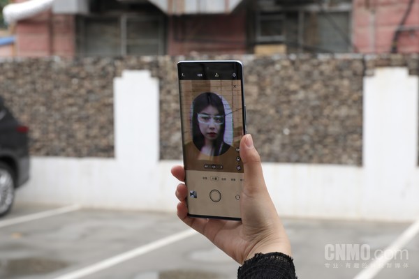 vivo S17 Pro的屏幕柔光环支持冷暖光自由调节 vivo S17 Pro评测:双面柔光知冷暖 夜景人像新高度