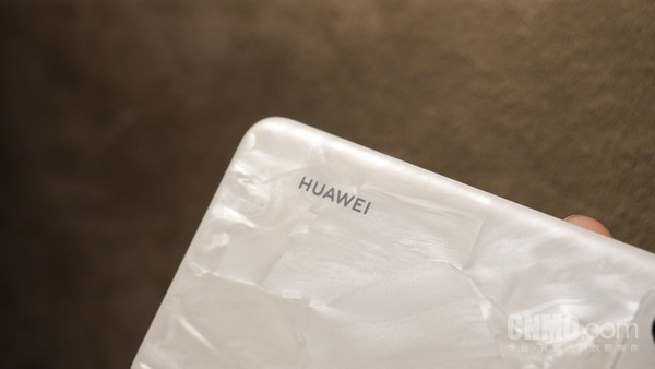 华为P60系列快速上手:洛可可白 你说的白是什么白? 华为P60系列快速上手:洛可可白 你说的白是什么白?