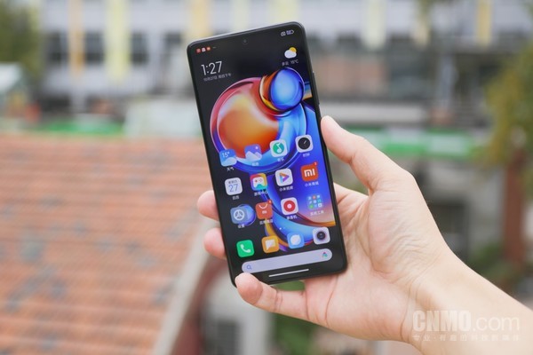 Redmi Note 12 探索版采用了一块6.67英寸的柔性直屏 Redmi Note 12探索版: 用210W秒充与2亿像素致敬探索精神