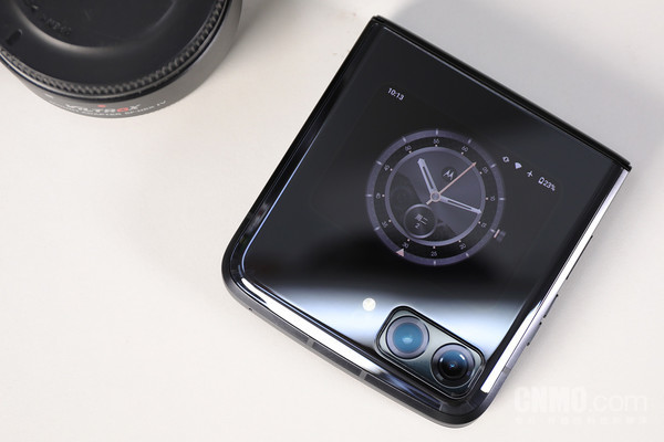 moto razr 2022采用后置双摄 moto razr 2022评测:为“折叠旗舰”正名 开启折叠屏主力机时代