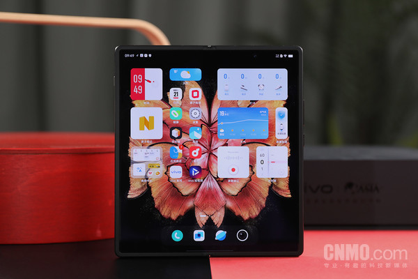 日常使用时几乎看不到vivo X Fold+的屏幕折痕 vivo X Fold+评测:“高端折叠屏手机”的全新答案