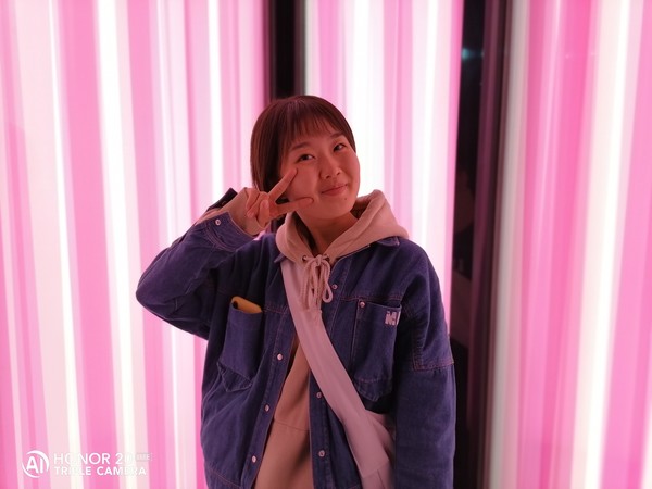 后置逆光样张 荣耀20青春版自拍体验 AI美颜拍照让小姐姐会心一笑