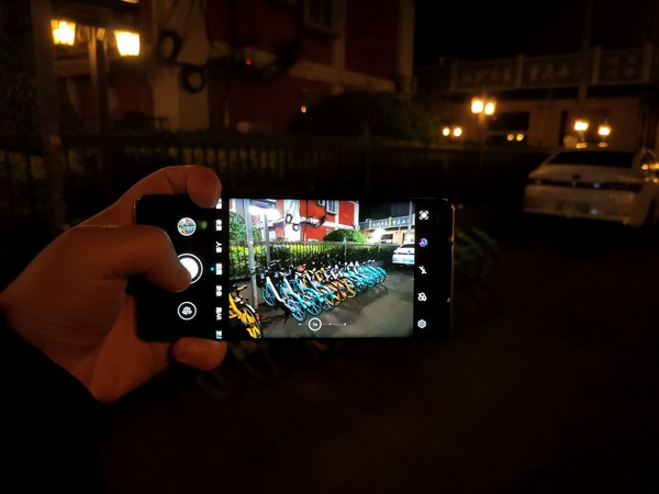 当时的拍摄画面 荣耀30 Pro+让夜景犹如白昼?这次我们专门试了试