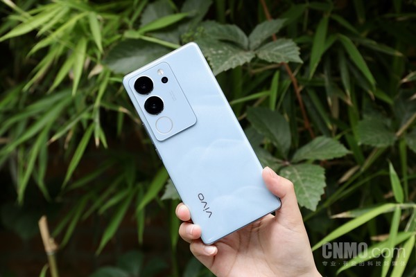 vivo S17 Pro的背板采用粒子水墨工艺 vivo S17 Pro评测:双面柔光知冷暖 夜景人像新高度