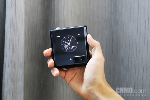 将手指贴合即可快速解锁 moto razr 2022评测:为“折叠旗舰”正名 开启折叠屏主力机时代