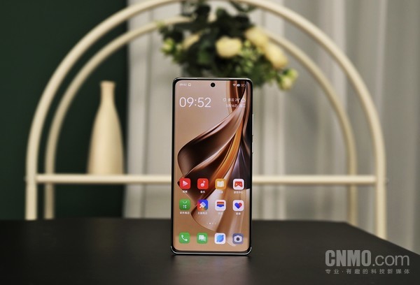 OPPO Reno10 Pro+的屏幕采用Find X6系列同款动态光影屏 OPPO Reno10 Pro+:将自由影像新体验 带给更多人