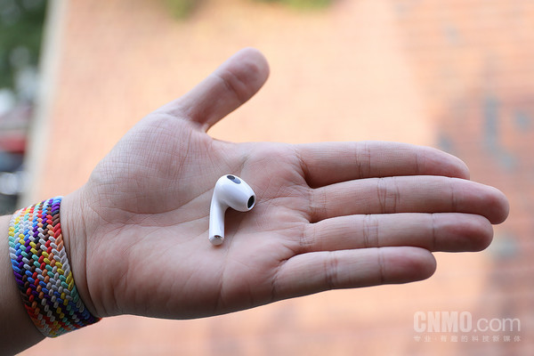 AirPods 3采用半入耳设计 AirPods 3评测:这是一款佩戴体验更舒适的AirPods