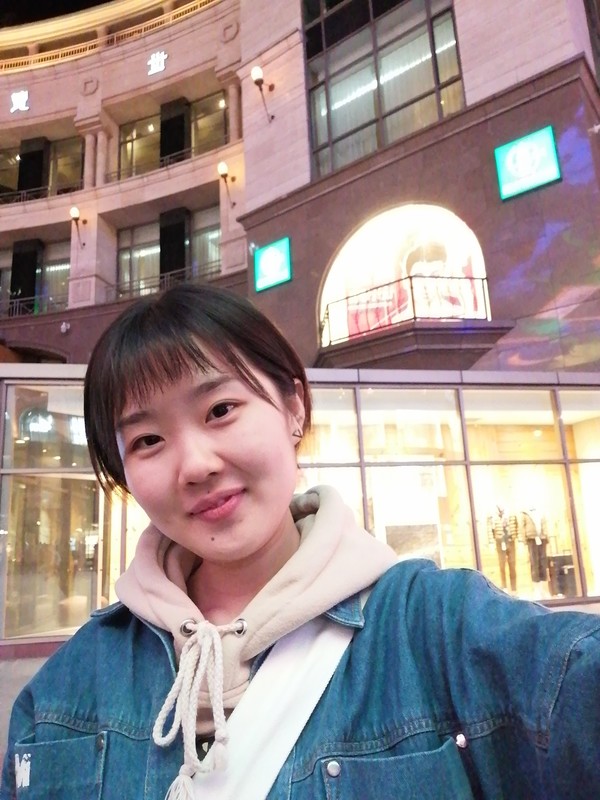 人像超级夜景样张 荣耀20青春版自拍体验 AI美颜拍照让小姐姐会心一笑