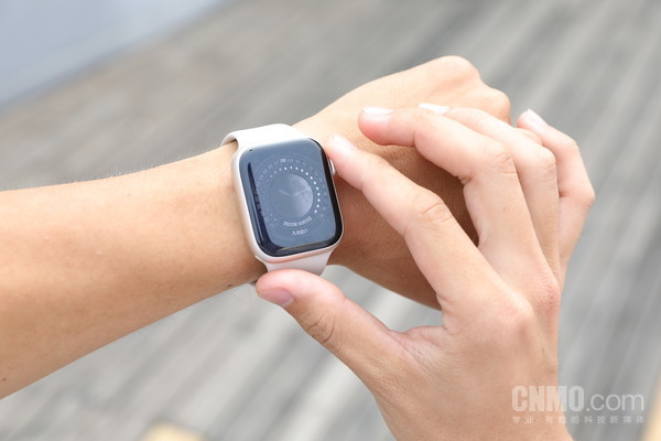 Apple Watch Series 8 Apple Watch Series 8/SE:让每一个人获得健康的生活方式