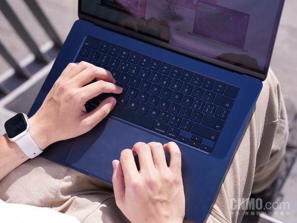 15英寸版MacBook Air的触摸板面积更大 15英寸MacBook Air:一台个性相当鲜明的笔记本