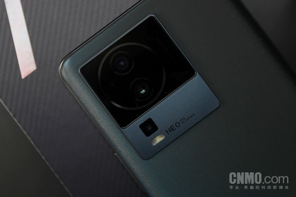 iQOO Neo7采用胶片云阶设计 iQOO Neo7评测:旗舰硬件加持 性能用户们的新惊喜