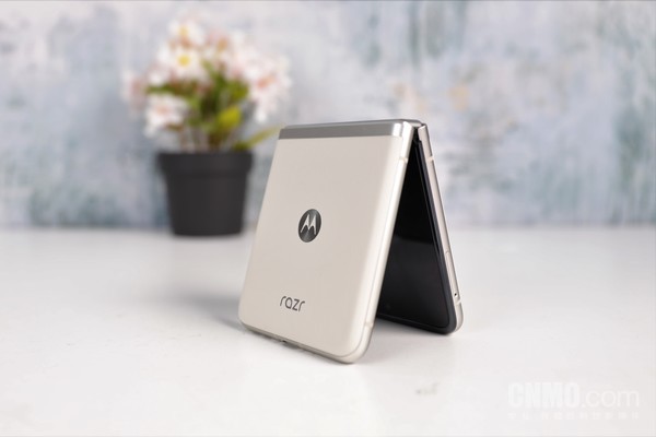 moto razr 40评测:3999元起!可能是目前质价比最高的竖向折叠屏 moto razr 40评测:3999元起!可能是目前质价比最高的竖向折叠屏