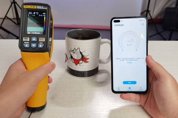 左:测温枪 右:荣耀Play4 Pro 荣耀Play4 Pro测温版评测 麒麟990加持的“测温计”如何