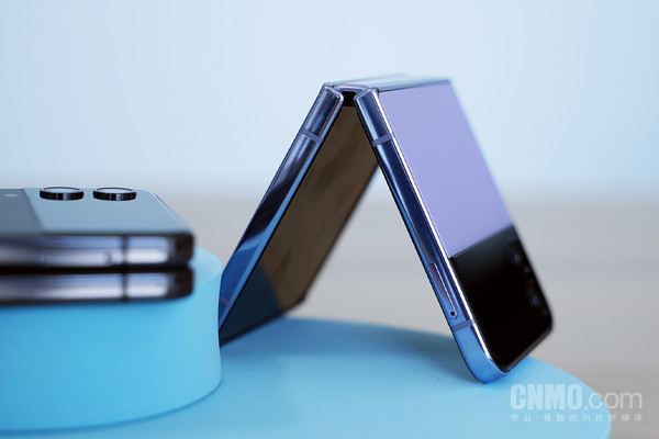 三星Z Flip4 三星Z Flip4/Z Fold4上手:更成熟的折叠屏是什么样子?