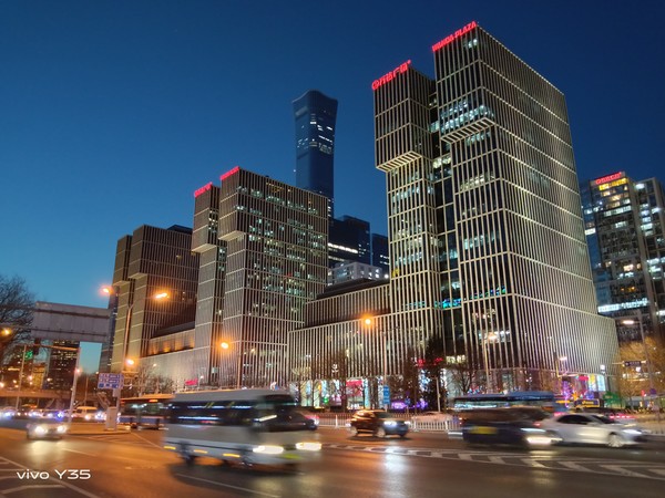 vivo Y35超级夜景模式拍摄 vivo Y35体验:长续航搭配大内存 轻薄有实力