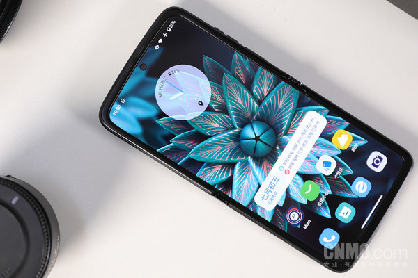 moto razr 2022几乎没有折痕 moto razr 2022评测:为“折叠旗舰”正名 开启折叠屏主力机时代