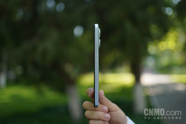 Redmi Note 11T Pro+的厚度与重量控制得也很不错 Redmi Note 11T Pro+:用天玑8100实现“科技普惠”