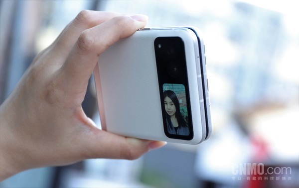 通过外屏进行自拍 moto razr 40评测:3999元起!可能是目前质价比最高的竖向折叠屏