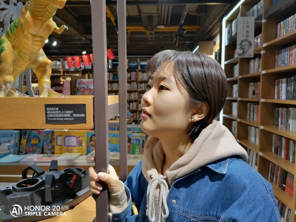室内后置样张 荣耀20青春版自拍体验 AI美颜拍照让小姐姐会心一笑
