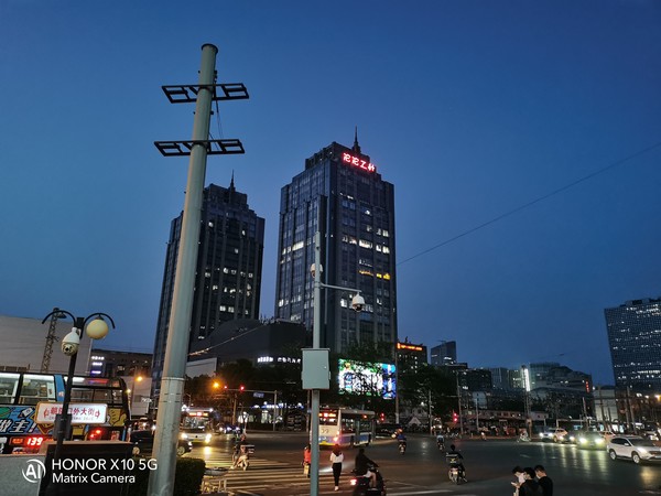 荣耀X10夜拍新境界 我们被这个“夜视仪”彻底惊艳到了 荣耀X10夜拍新境界 我们被这个“夜视仪”彻底惊艳到了