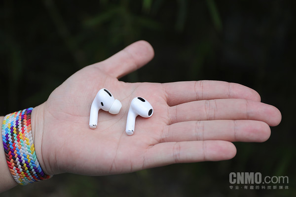 AirPods Pro(左)与AirPods 3(右) AirPods 3评测:这是一款佩戴体验更舒适的AirPods