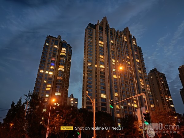 真我GT Neo2T夜景样张 真我GT Neo2T天玑1200 AI版让体验升级 手表T1表现优