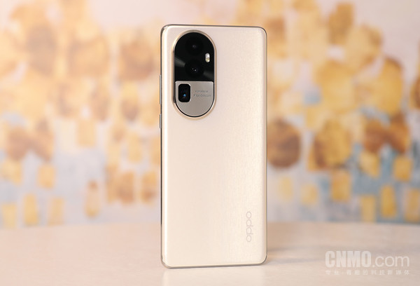 OPPO Reno10 Pro+“明日金” OPPO Reno10 Pro+:将自由影像新体验 带给更多人