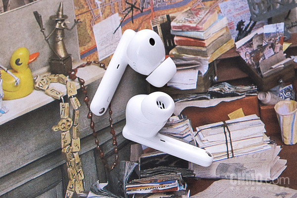 荣耀Earbuds 2 SE支持“双麦克风AI通话降噪技术” 荣耀Earbuds 2 SE:轻巧长续航 创造无负担使用体验