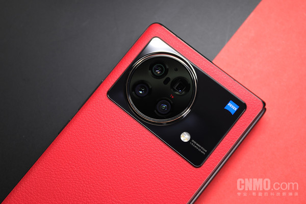 vivo X Fold+采用后置四摄影像系统 vivo X Fold+评测:“高端折叠屏手机”的全新答案